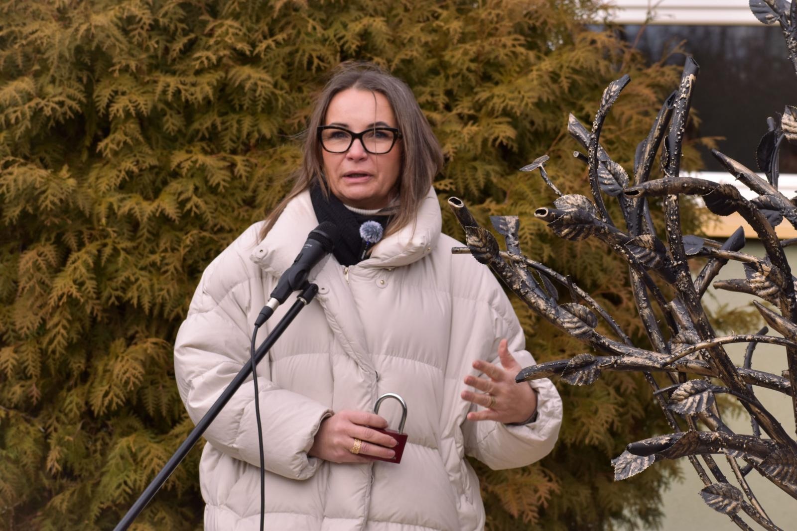 Zdjęcie w galerii na portalu naszwodzislaw.com: Drzewo, które zapuściło korzenie w relacjach. Symbol wspólnoty w wodzisławskim Tischnerze wiadomości z regionu