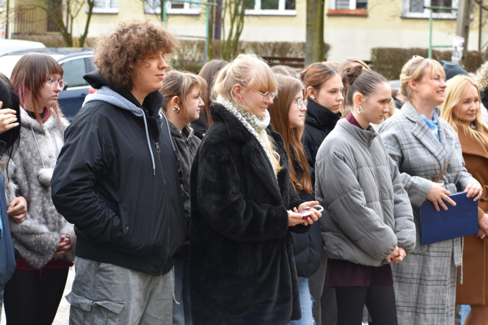 Zdjęcie w galerii na portalu naszwodzislaw.com: Drzewo, które zapuściło korzenie w relacjach. Symbol wspólnoty w wodzisławskim Tischnerze wiadomości z regionu