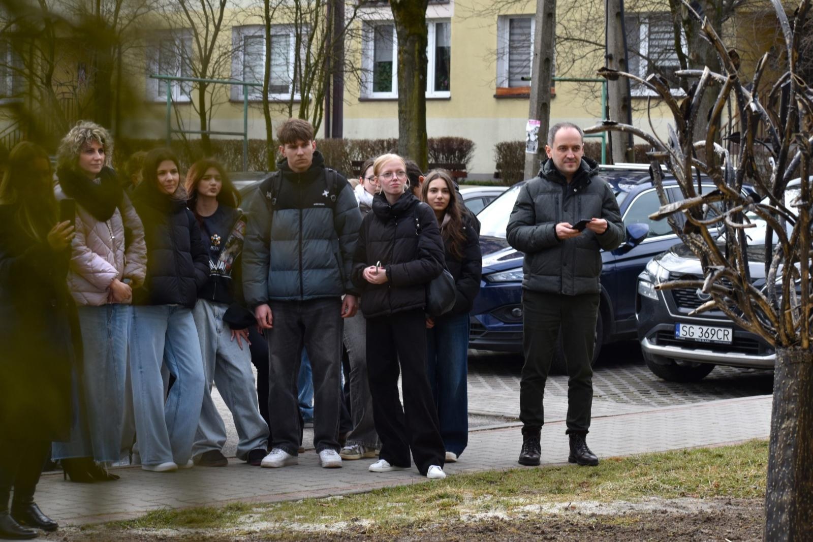 Zdjęcie w galerii na portalu naszwodzislaw.com: Drzewo, które zapuściło korzenie w relacjach. Symbol wspólnoty w wodzisławskim Tischnerze wiadomości z regionu