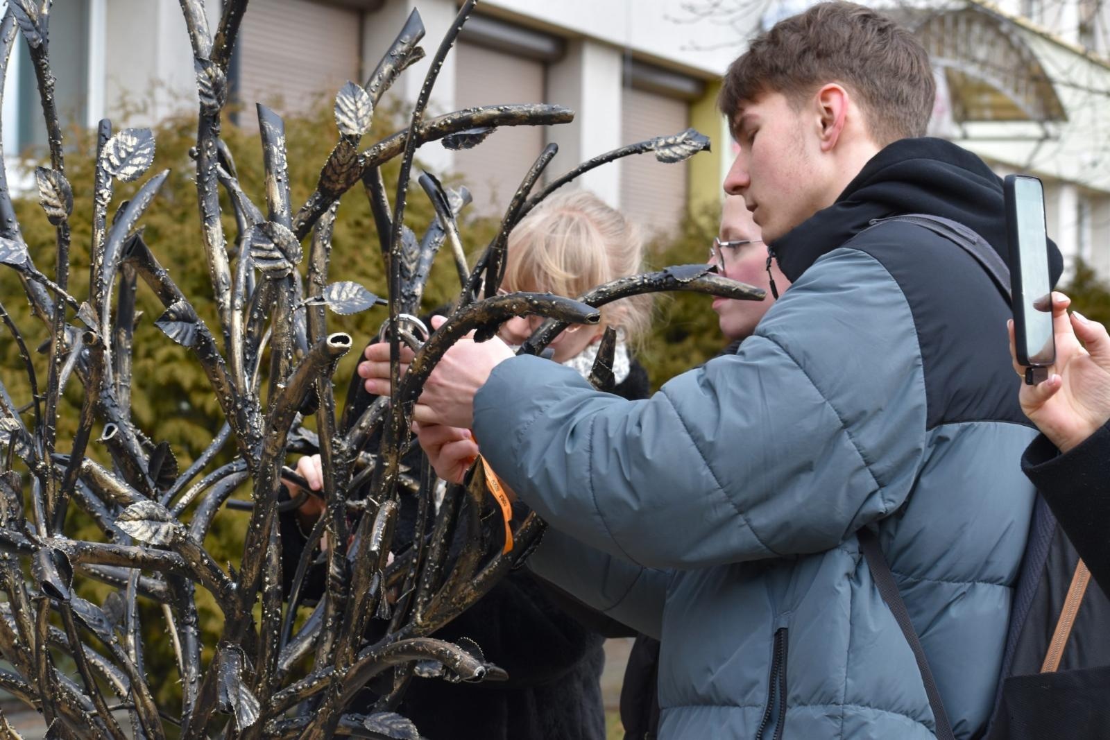 Zdjęcie w galerii na portalu naszwodzislaw.com: Drzewo, które zapuściło korzenie w relacjach. Symbol wspólnoty w wodzisławskim Tischnerze wiadomości z regionu