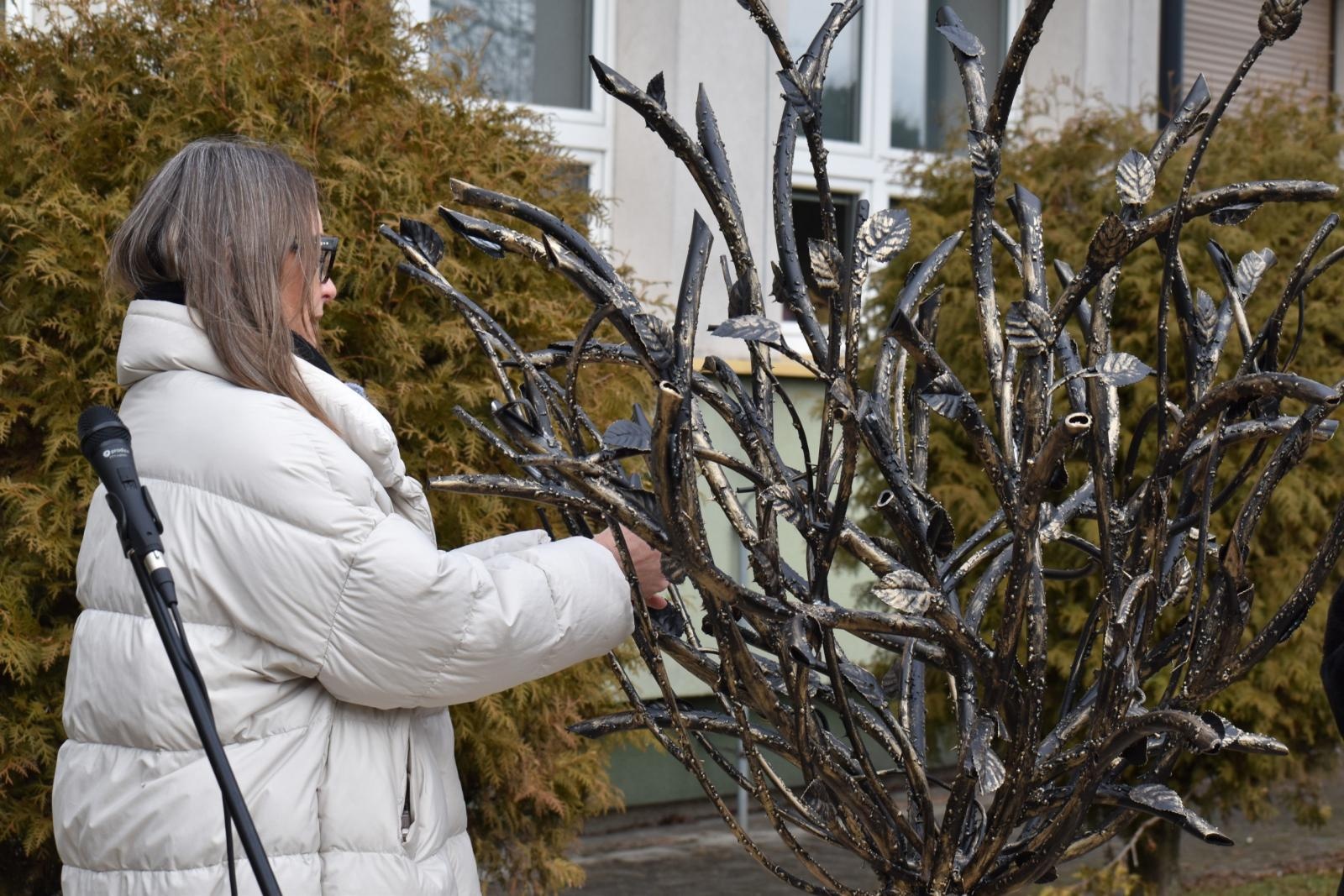 Zdjęcie w galerii na portalu naszwodzislaw.com: Drzewo, które zapuściło korzenie w relacjach. Symbol wspólnoty w wodzisławskim Tischnerze wiadomości z regionu