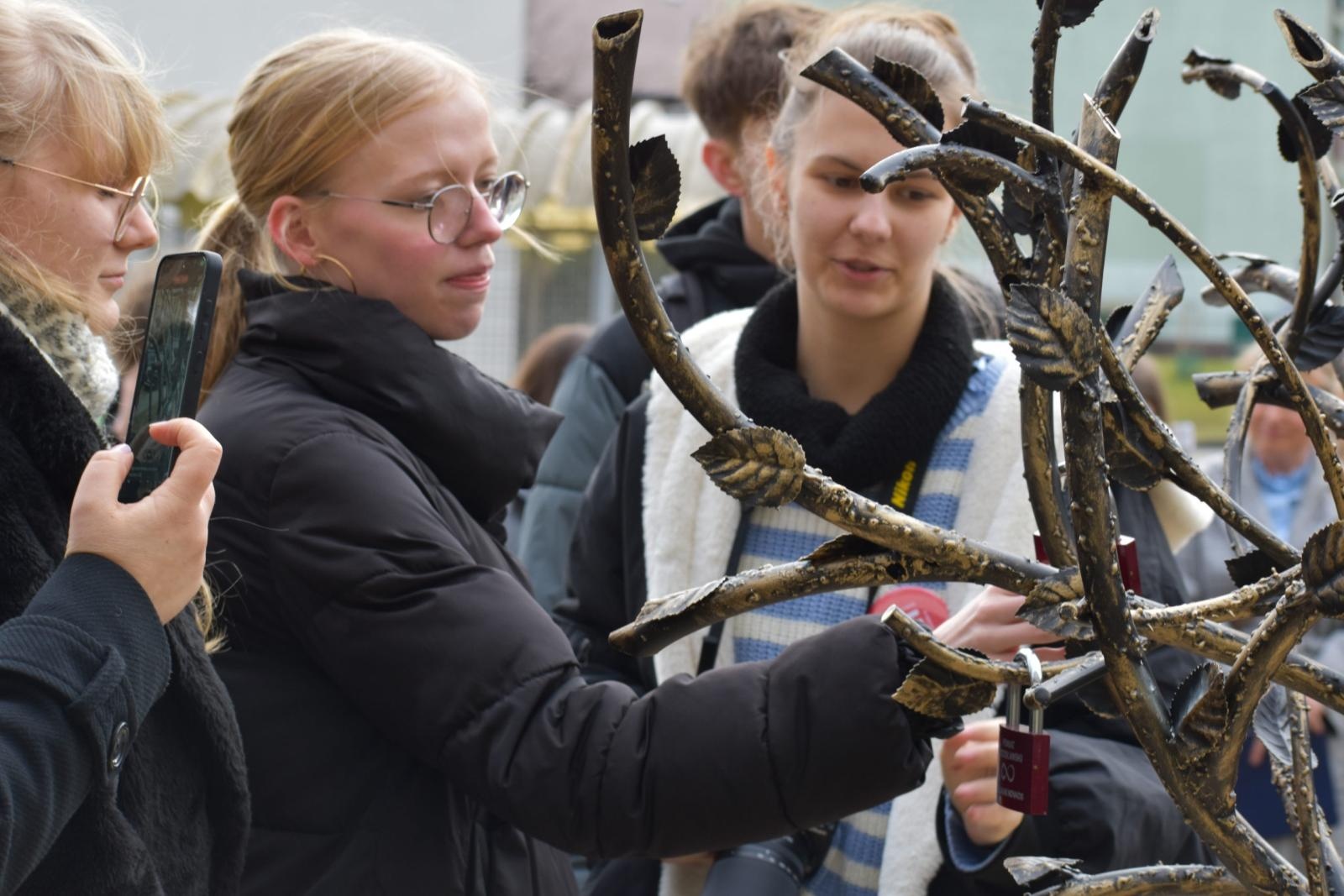 Zdjęcie w galerii na portalu naszwodzislaw.com: Drzewo, które zapuściło korzenie w relacjach. Symbol wspólnoty w wodzisławskim Tischnerze wiadomości z regionu