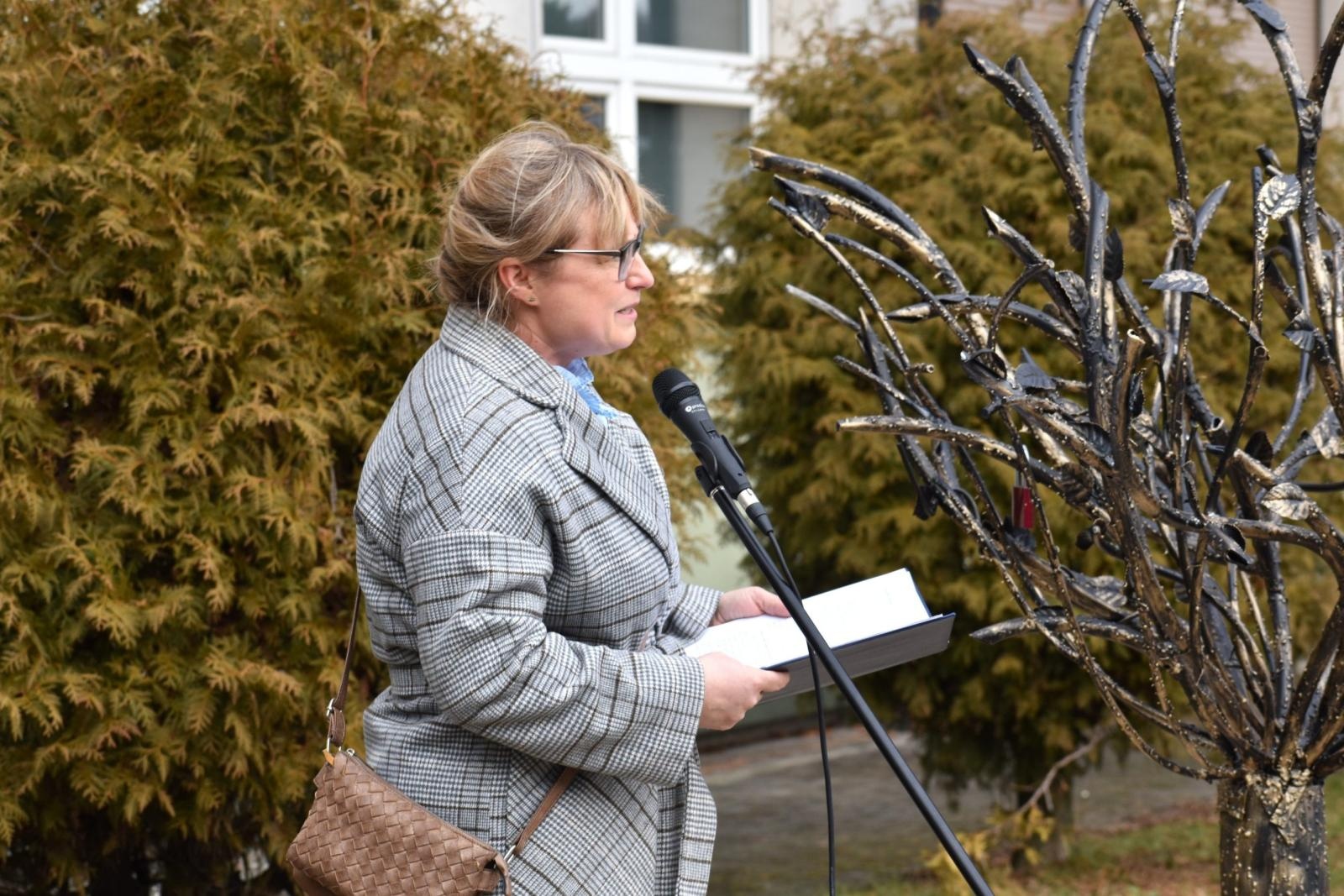 Zdjęcie w galerii na portalu naszwodzislaw.com: Drzewo, które zapuściło korzenie w relacjach. Symbol wspólnoty w wodzisławskim Tischnerze wiadomości z regionu