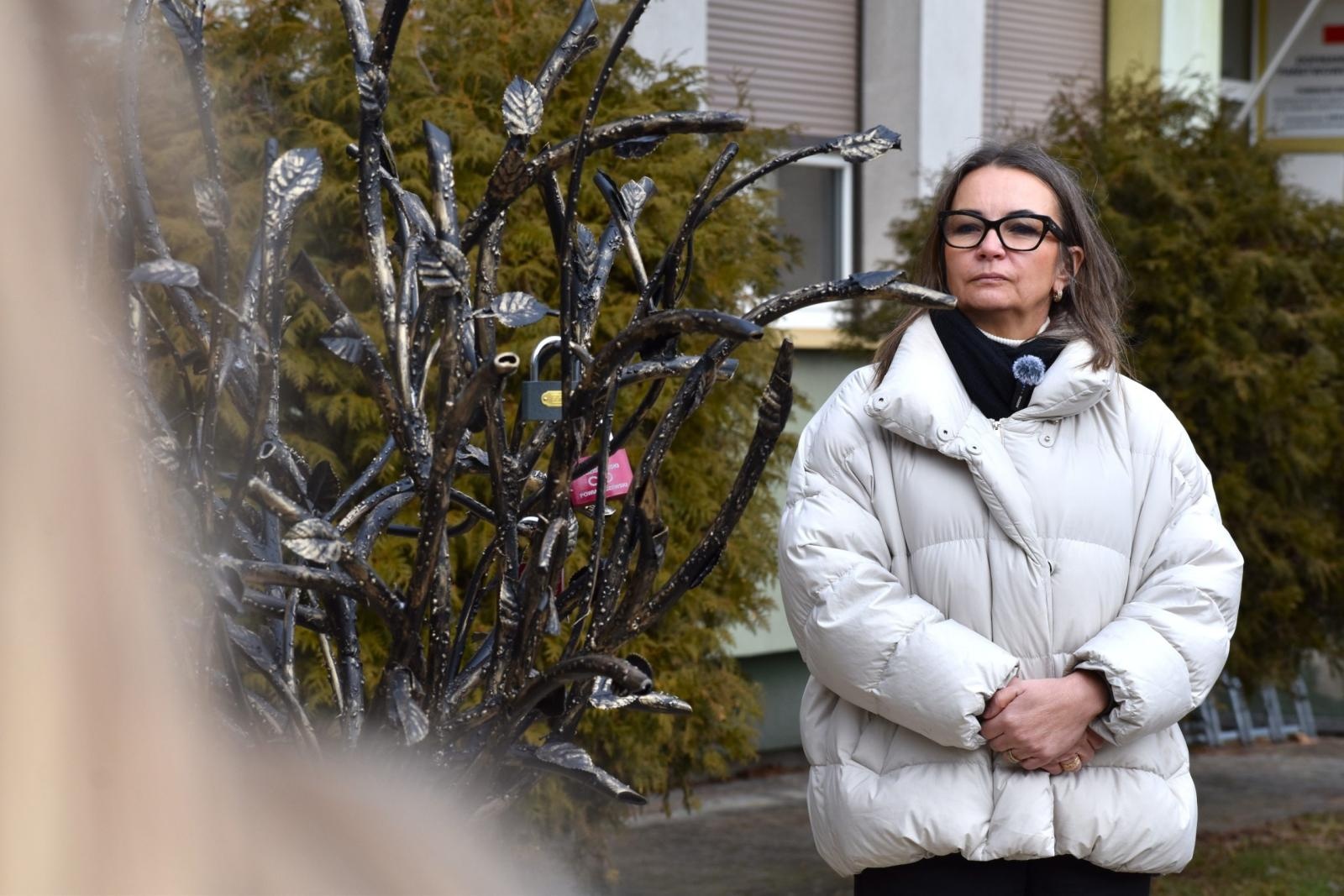 Zdjęcie w galerii na portalu naszwodzislaw.com: Drzewo, które zapuściło korzenie w relacjach. Symbol wspólnoty w wodzisławskim Tischnerze wiadomości z regionu