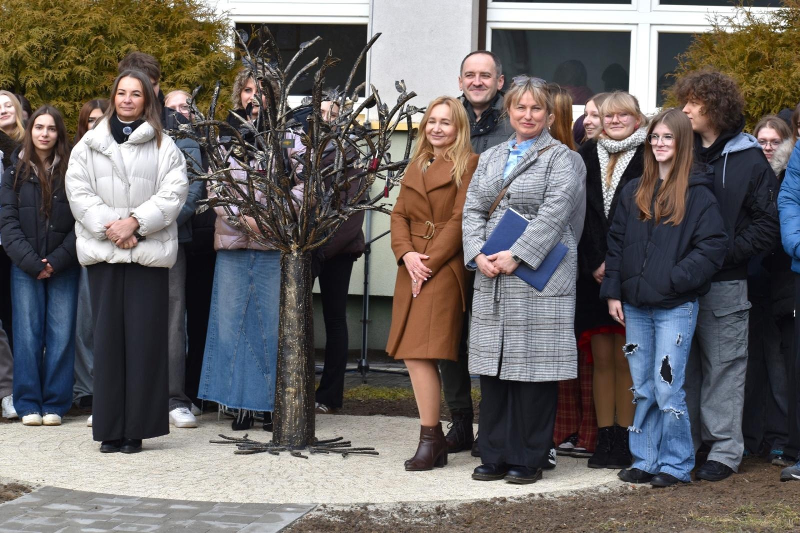 Zdjęcie w galerii na portalu naszwodzislaw.com: Drzewo, które zapuściło korzenie w relacjach. Symbol wspólnoty w wodzisławskim Tischnerze wiadomości z regionu