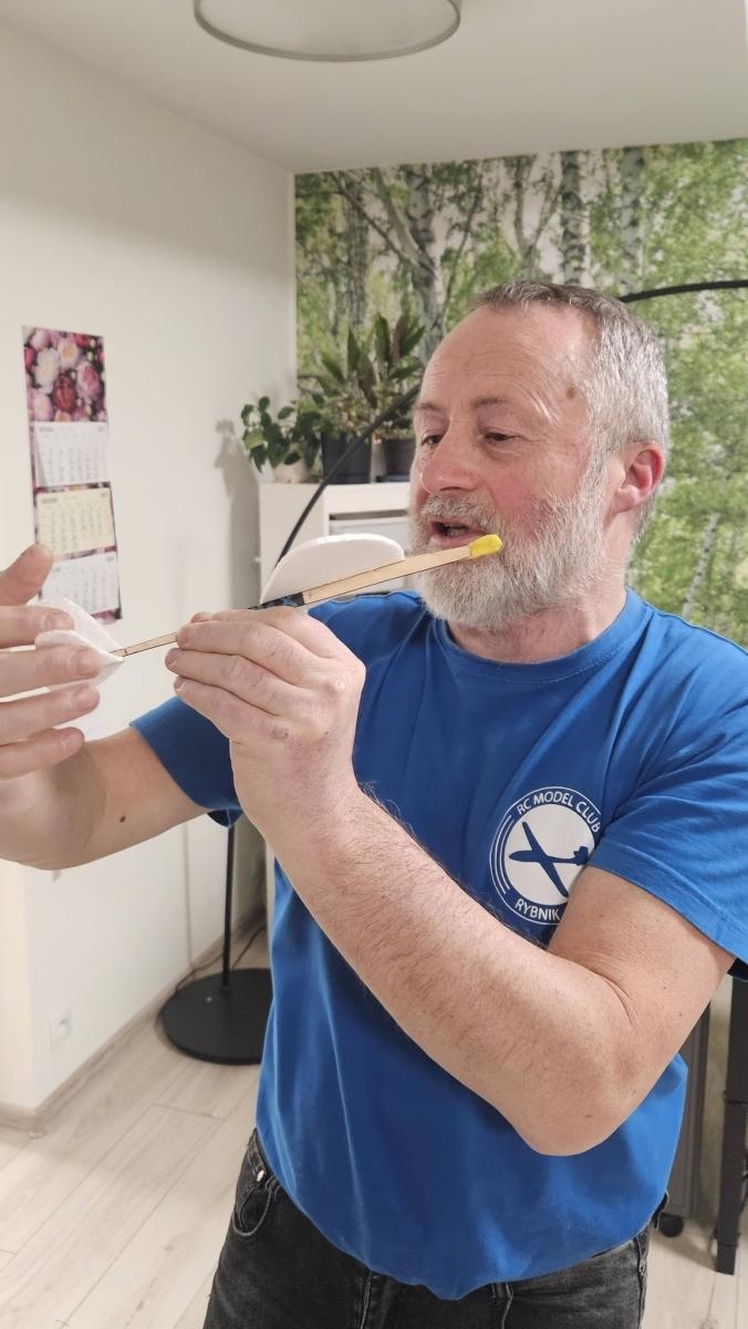 Zdjęcie w galerii na portalu naszwodzislaw.com: Kreatywność i precyzja w powietrzu. Warsztaty modelarstwa lotniczego w Młodym Mieście wiadomości z regionu