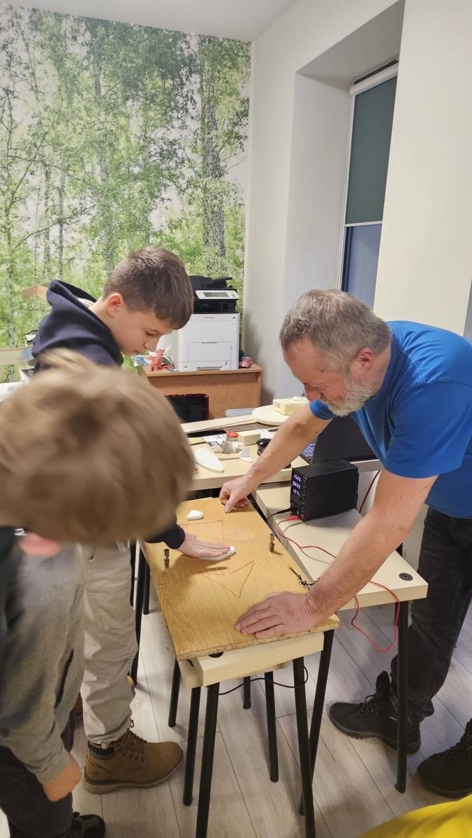 Zdjęcie w galerii na portalu naszwodzislaw.com: Kreatywność i precyzja w powietrzu. Warsztaty modelarstwa lotniczego w Młodym Mieście wiadomości z regionu