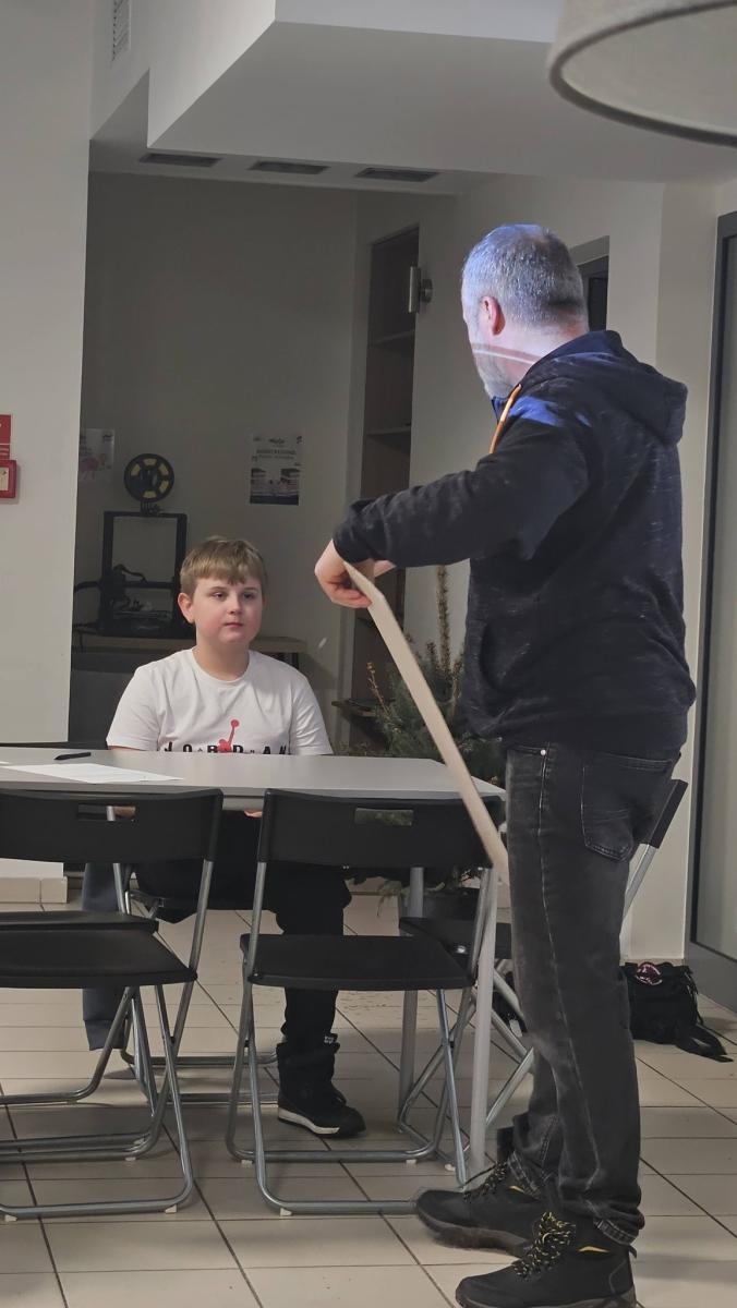 Zdjęcie w galerii na portalu naszwodzislaw.com: Kreatywność i precyzja w powietrzu. Warsztaty modelarstwa lotniczego w Młodym Mieście wiadomości z regionu