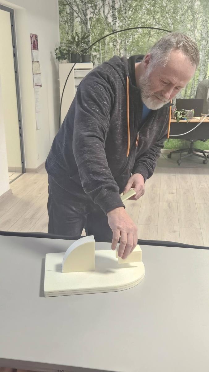 Zdjęcie w galerii na portalu naszwodzislaw.com: Kreatywność i precyzja w powietrzu. Warsztaty modelarstwa lotniczego w Młodym Mieście wiadomości z regionu