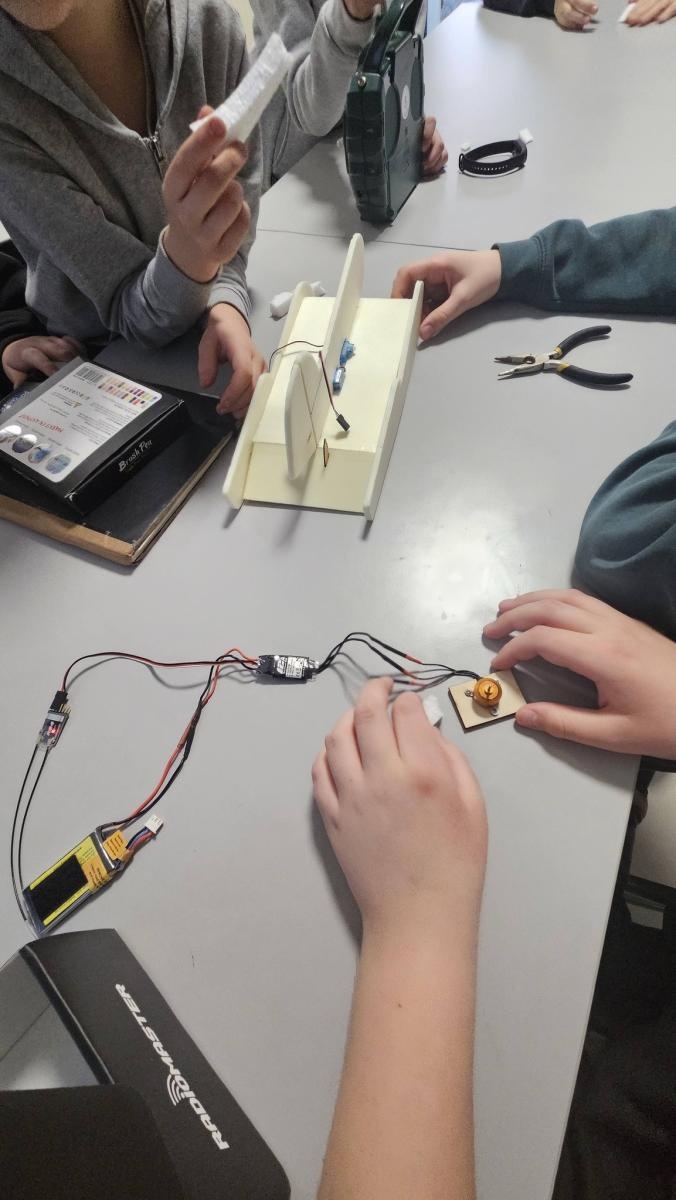 Zdjęcie w galerii na portalu naszwodzislaw.com: Kreatywność i precyzja w powietrzu. Warsztaty modelarstwa lotniczego w Młodym Mieście wiadomości z regionu