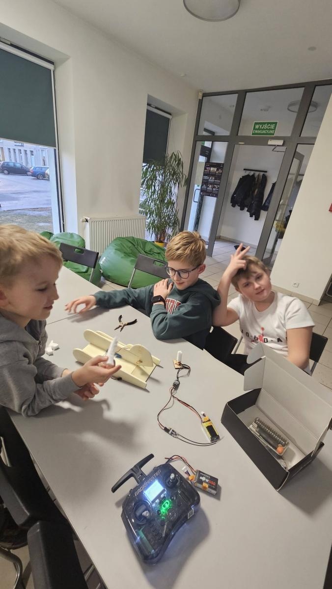 Zdjęcie w galerii na portalu naszwodzislaw.com: Kreatywność i precyzja w powietrzu. Warsztaty modelarstwa lotniczego w Młodym Mieście wiadomości z regionu