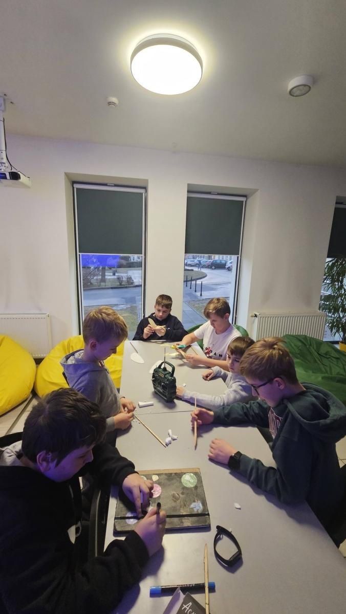 Zdjęcie w galerii na portalu naszwodzislaw.com: Kreatywność i precyzja w powietrzu. Warsztaty modelarstwa lotniczego w Młodym Mieście wiadomości z regionu