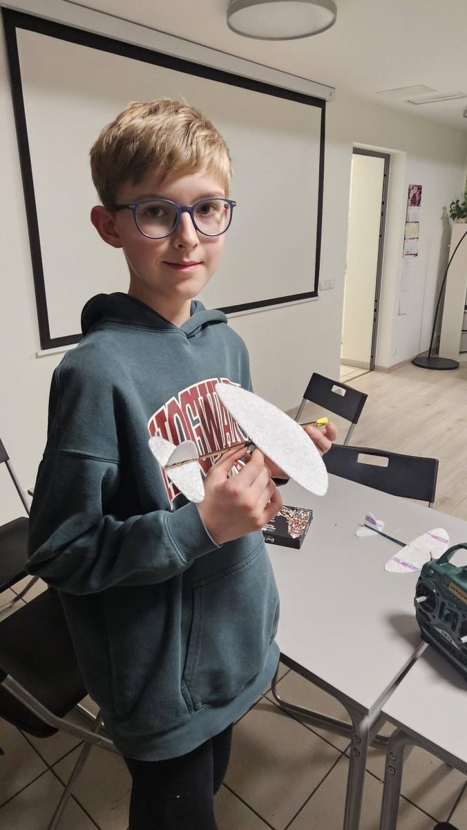 Zdjęcie w galerii na portalu naszwodzislaw.com: Kreatywność i precyzja w powietrzu. Warsztaty modelarstwa lotniczego w Młodym Mieście wiadomości z regionu