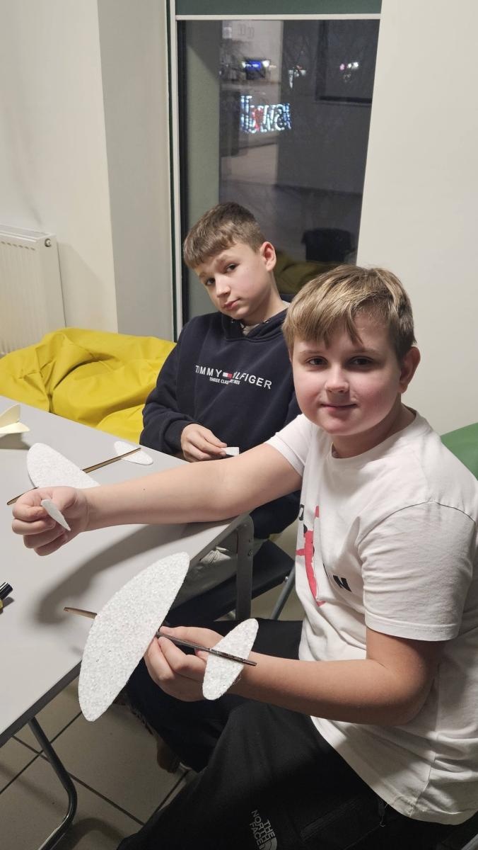 Zdjęcie w galerii na portalu naszwodzislaw.com: Kreatywność i precyzja w powietrzu. Warsztaty modelarstwa lotniczego w Młodym Mieście wiadomości z regionu