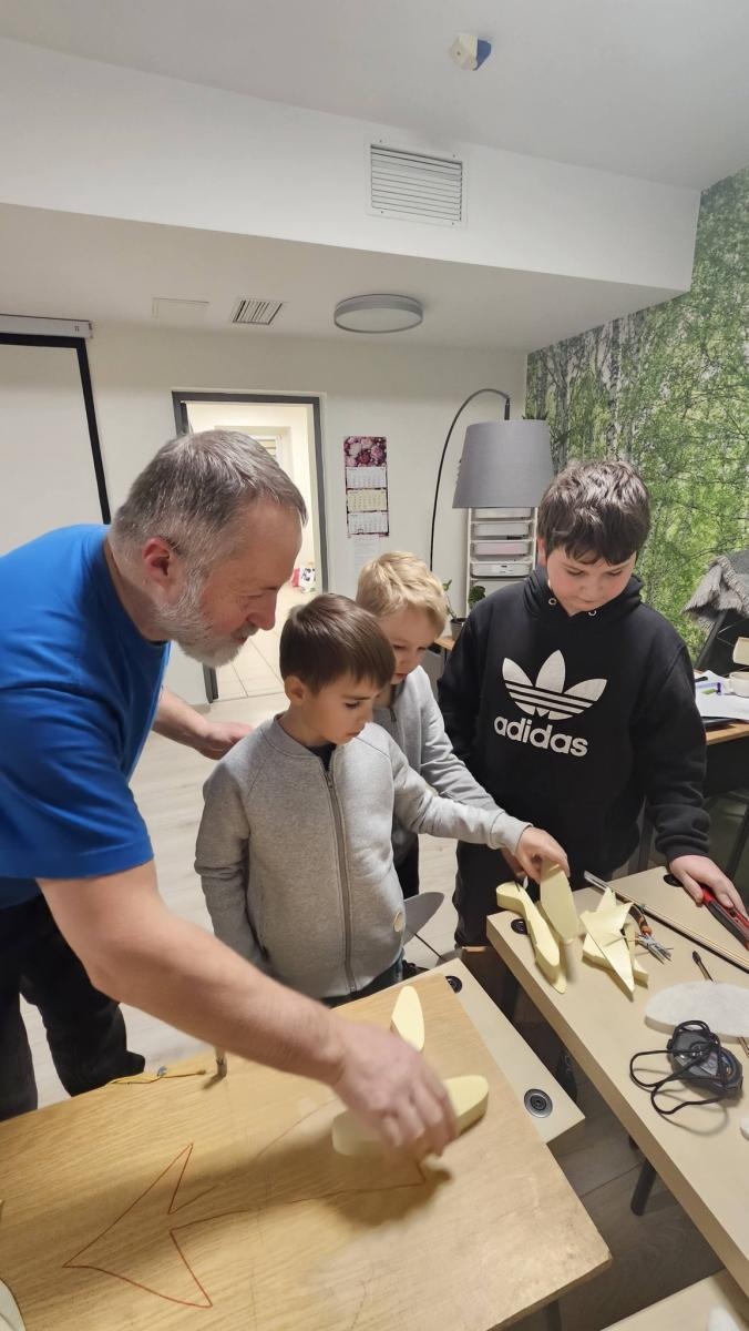 Zdjęcie w galerii na portalu naszwodzislaw.com: Kreatywność i precyzja w powietrzu. Warsztaty modelarstwa lotniczego w Młodym Mieście wiadomości z regionu