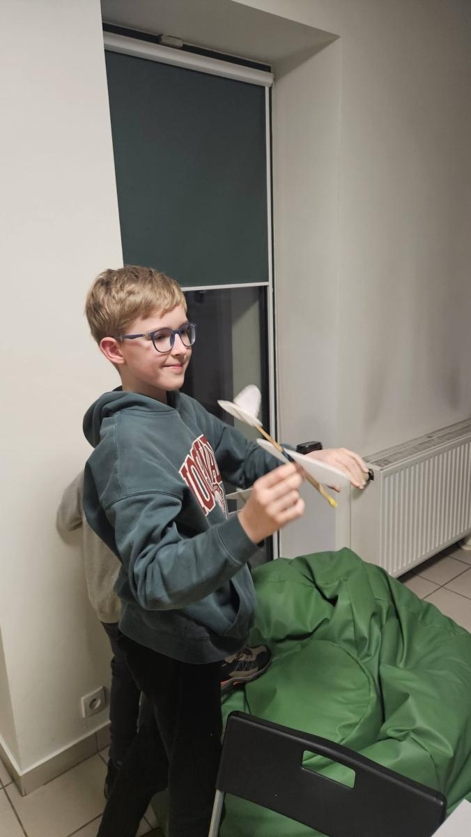 Zdjęcie w galerii na portalu naszwodzislaw.com: Kreatywność i precyzja w powietrzu. Warsztaty modelarstwa lotniczego w Młodym Mieście wiadomości z regionu