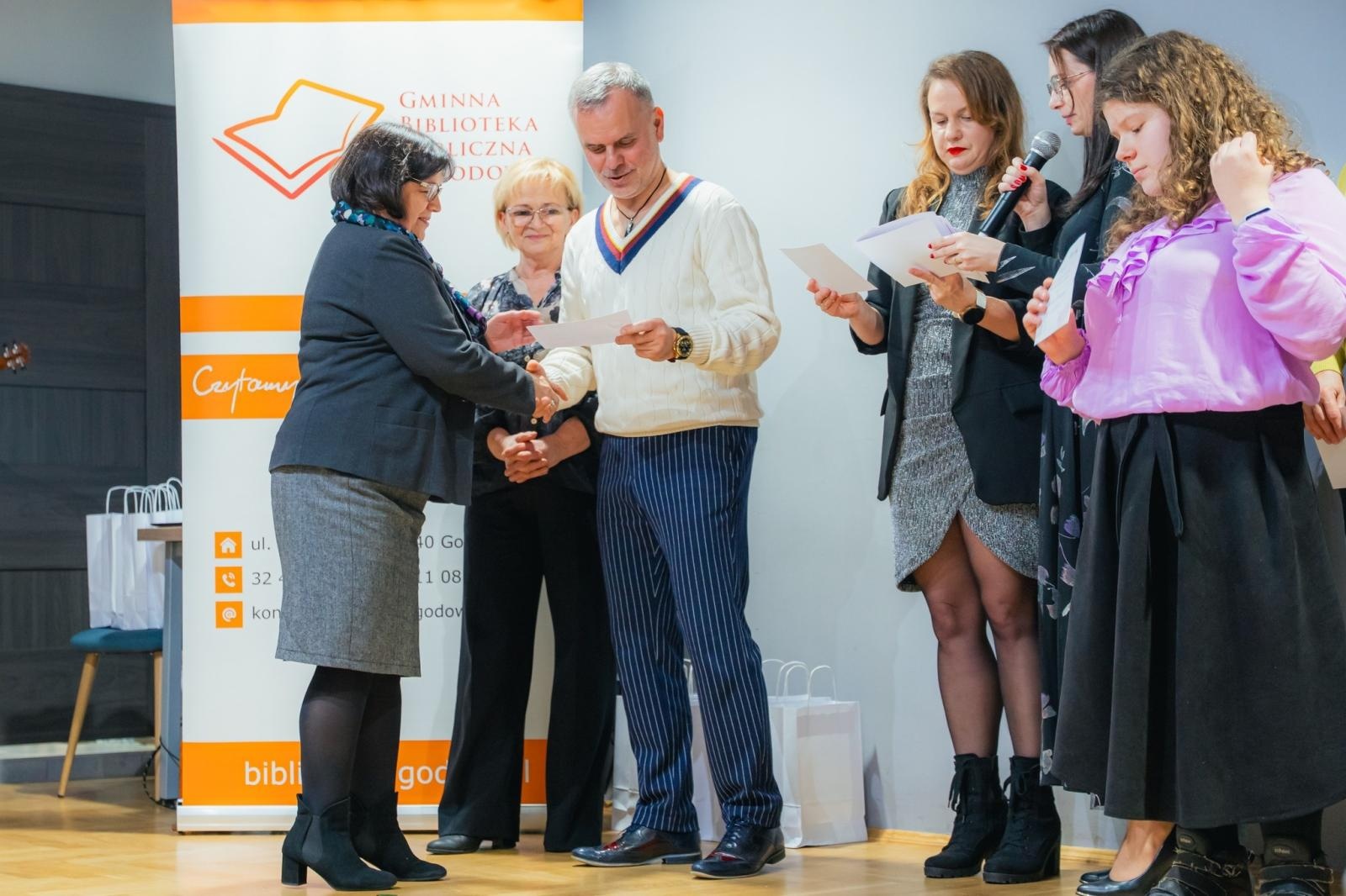Zdjęcie w galerii na portalu naszwodzislaw.com: Marek Szołtysek uświetnił jubileuszowe spotkanie czytelników w Godowie wiadomości z regionu