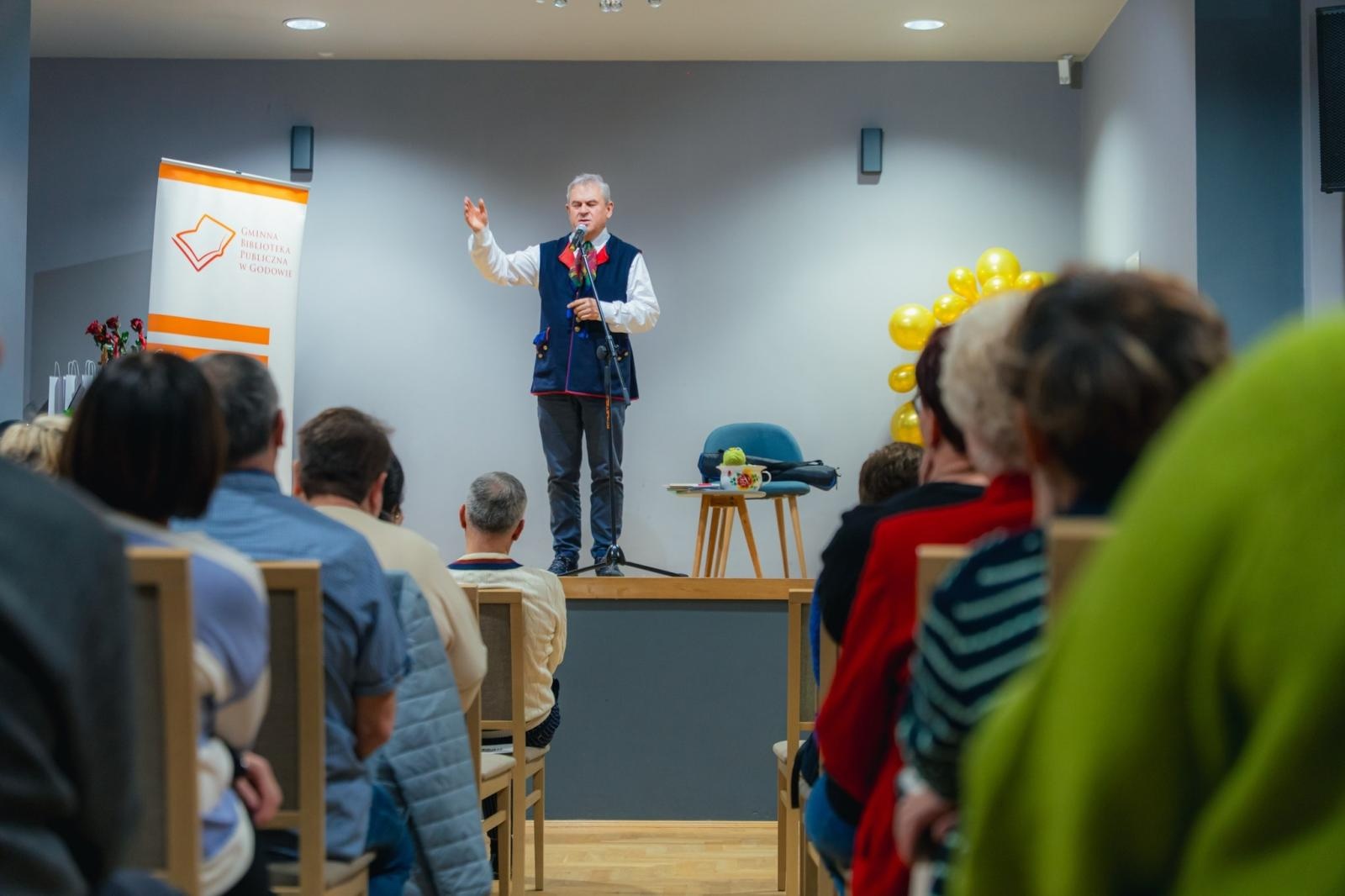 Zdjęcie w galerii na portalu naszwodzislaw.com: Marek Szołtysek uświetnił jubileuszowe spotkanie czytelników w Godowie wiadomości z regionu