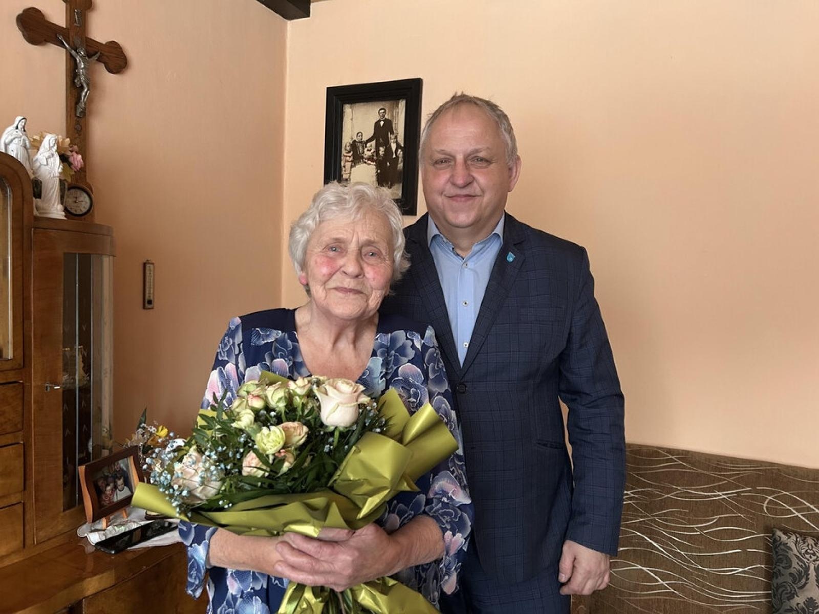 Zdjęcie w galerii na portalu naszwodzislaw.com: Pszów: Burmistrz odwiedził jubilatki z okazji 90. urodzin wiadomości z regionu