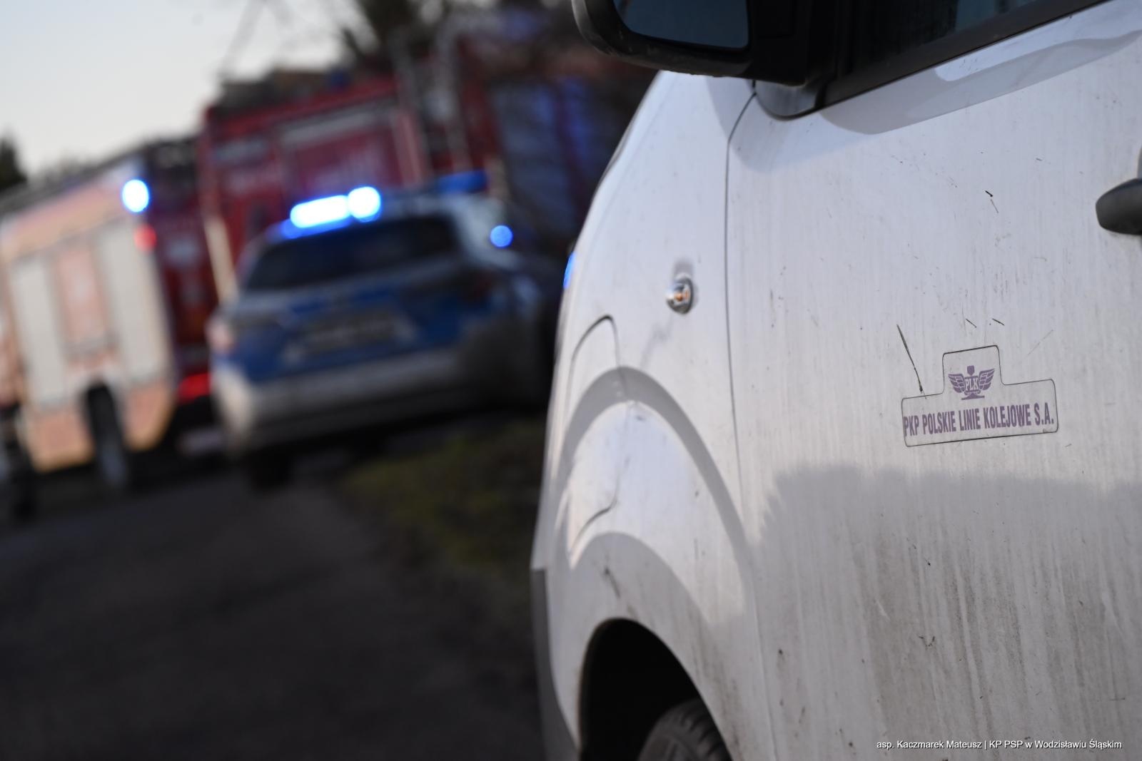 Zdjęcie w galerii na portalu naszwodzislaw.com: O krok od tragedii w Wodzisławiu Śląskim. Samochód uderzył w pociąg, nietrzeźwy kierowca zbiegł z miejsca zdarzenia wiadomości z regionu