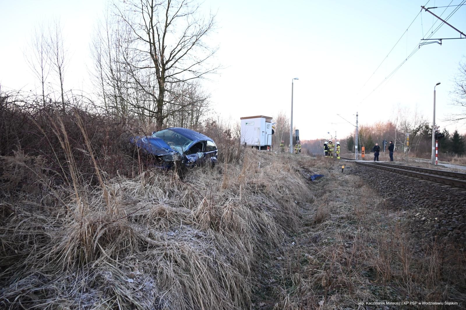 Zdjęcie w galerii na portalu naszwodzislaw.com: O krok od tragedii w Wodzisławiu Śląskim. Samochód uderzył w pociąg, nietrzeźwy kierowca zbiegł z miejsca zdarzenia wiadomości z regionu