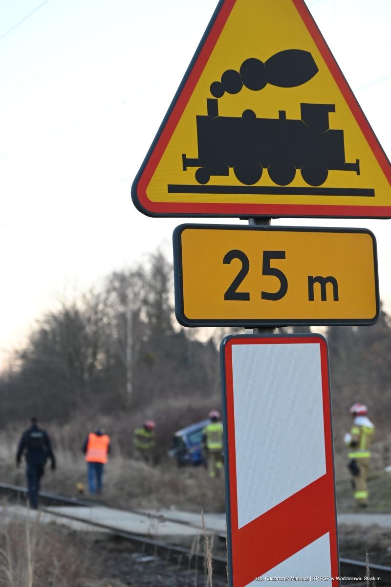 Zdjęcie w galerii na portalu naszwodzislaw.com: O krok od tragedii w Wodzisławiu Śląskim. Samochód uderzył w pociąg, nietrzeźwy kierowca zbiegł z miejsca zdarzenia wiadomości z regionu