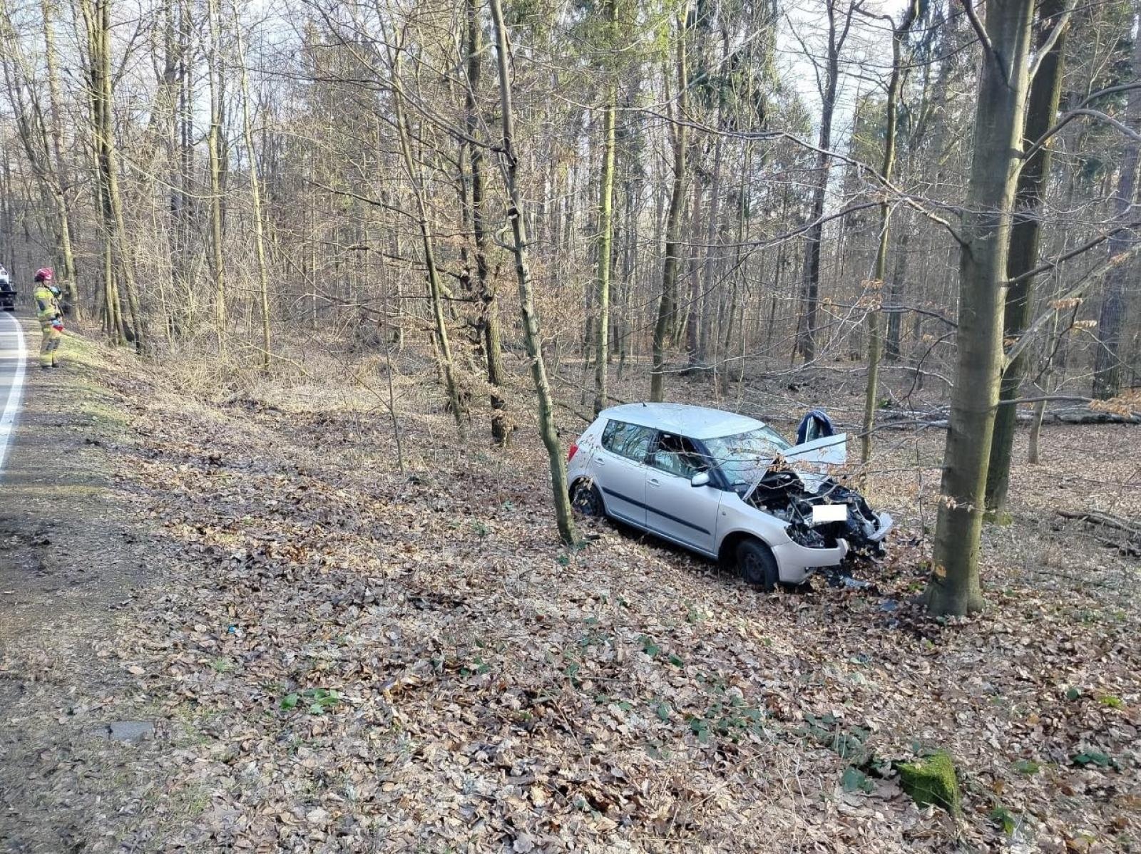 Zdjęcie w galerii na portalu naszwodzislaw.com: Groźne zdarzenie na ulicy Grodzisko. Auto wypadło z drogi i uderzyło w drzewo wiadomości z regionu