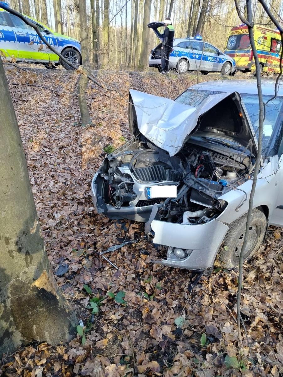 Zdjęcie w galerii na portalu naszwodzislaw.com: Groźne zdarzenie na ulicy Grodzisko. Auto wypadło z drogi i uderzyło w drzewo wiadomości z regionu
