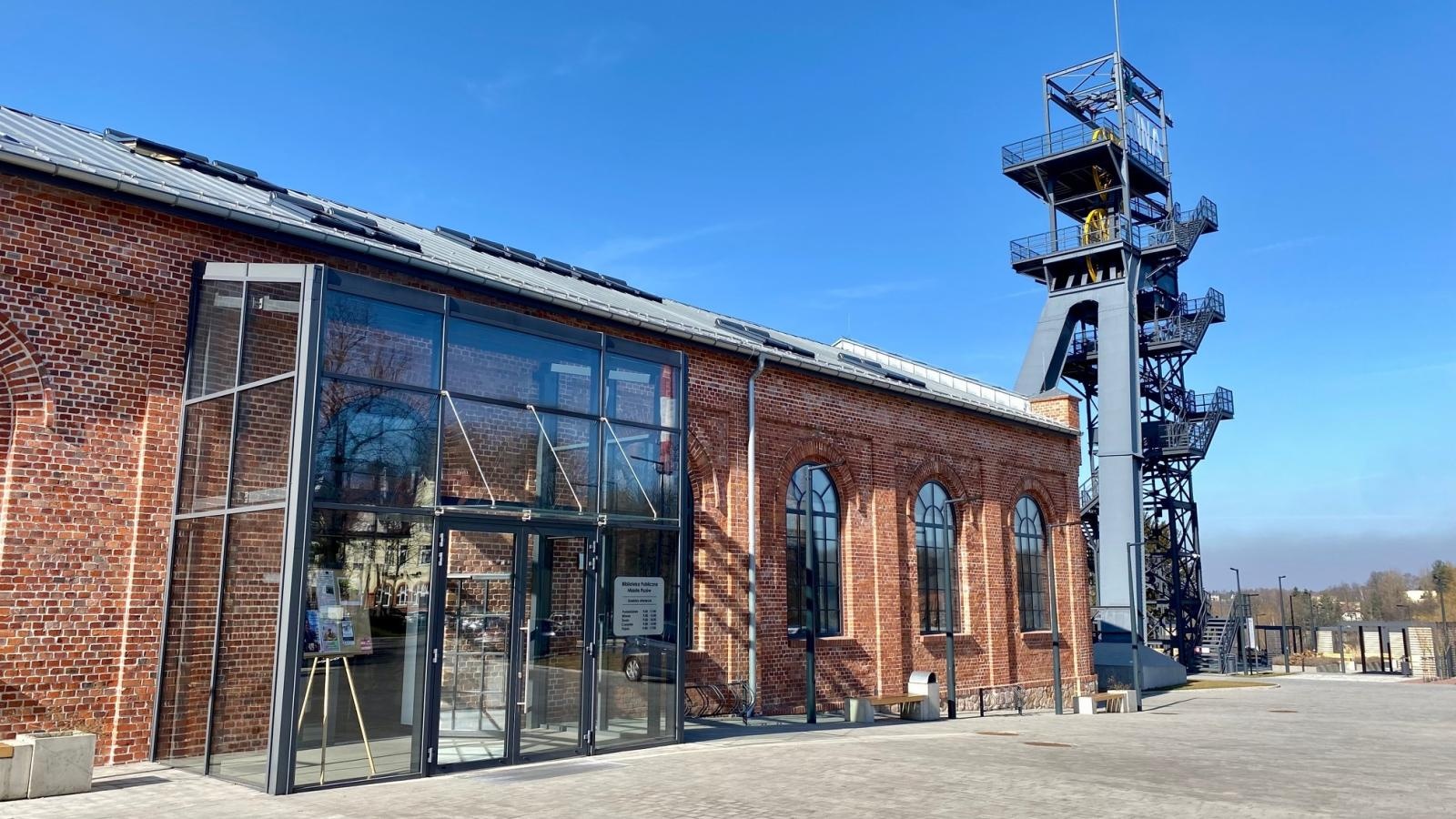 Zdjęcie w galerii na portalu naszwodzislaw.com: Nowa siedziba biblioteki. Rok działalności - nowe możliwości wiadomości z regionu