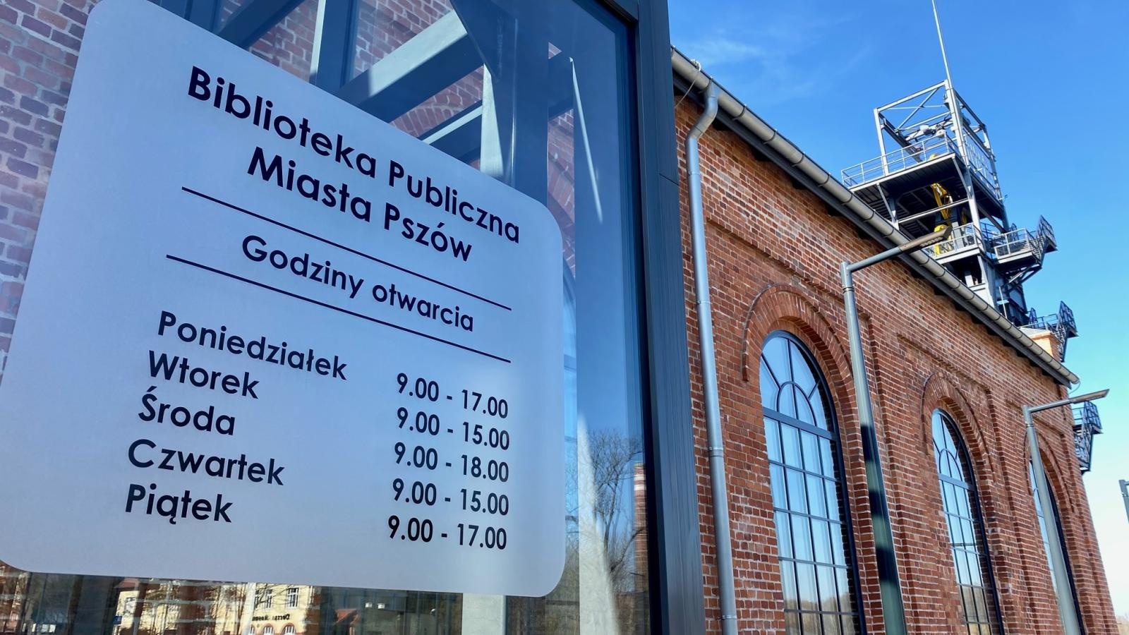 Zdjęcie w galerii na portalu naszwodzislaw.com: Nowa siedziba biblioteki. Rok działalności - nowe możliwości wiadomości z regionu