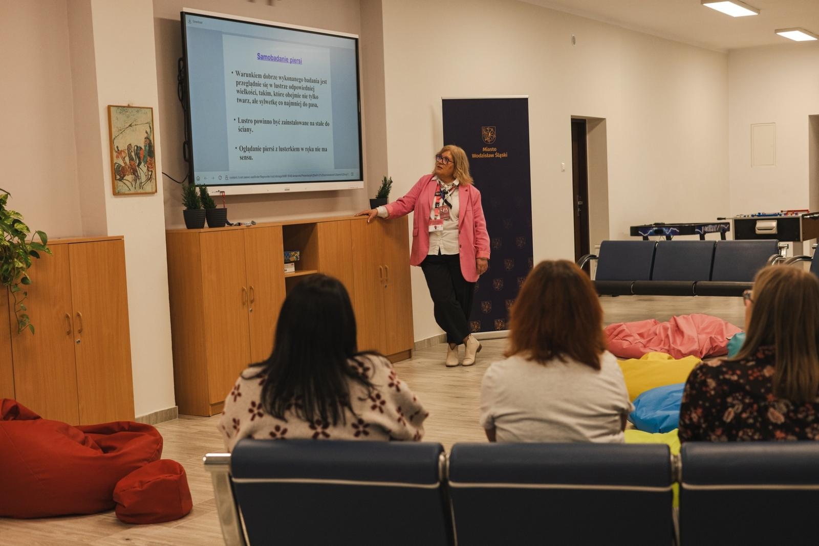Zdjęcie w galerii na portalu naszwodzislaw.com: WySPA Kobiet w Wodzisławiu Śląskim. Popołudnie pełne inspiracji, rozmów i kobiecej energii [FOTO] wiadomości z regionu