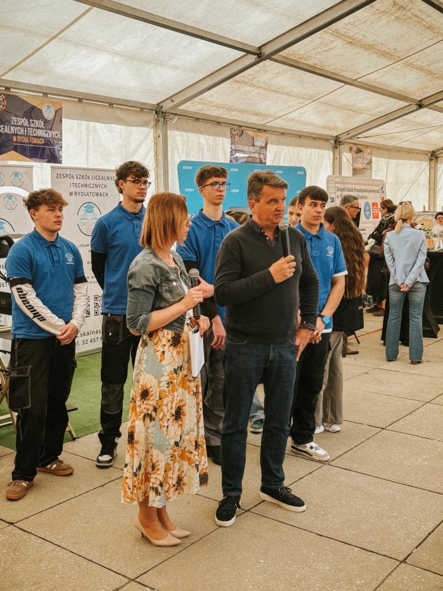 Zdjęcie w galerii na portalu naszwodzislaw.com: Pierwszy krok ku przyszłości. Powiatowe Targi Edukacyjne na wodzisławskim Rynku [FOTO] wiadomości z regionu