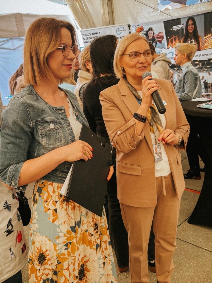 Zdjęcie w galerii na portalu naszwodzislaw.com: Pierwszy krok ku przyszłości. Powiatowe Targi Edukacyjne na wodzisławskim Rynku [FOTO] wiadomości z regionu