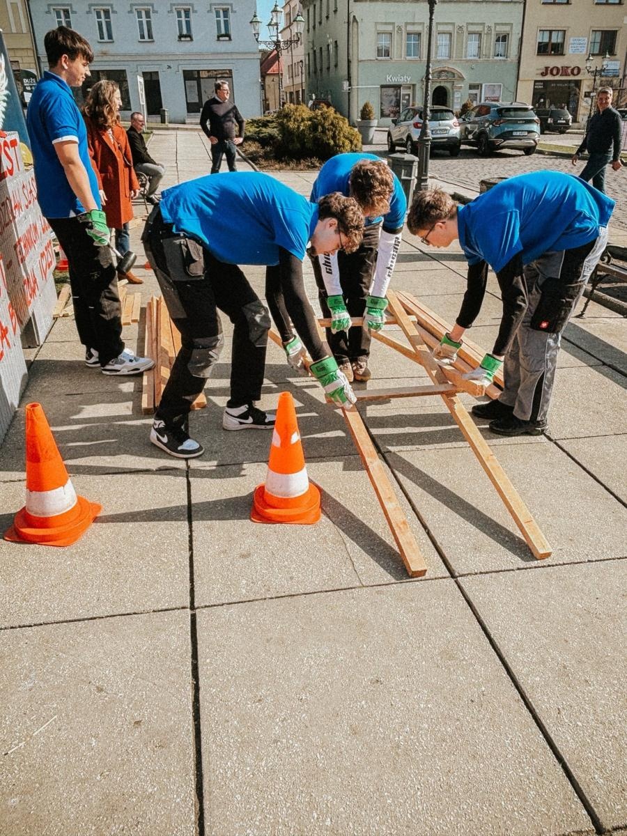 Zdjęcie w galerii na portalu naszwodzislaw.com: Pierwszy krok ku przyszłości. Powiatowe Targi Edukacyjne na wodzisławskim Rynku [FOTO] wiadomości z regionu