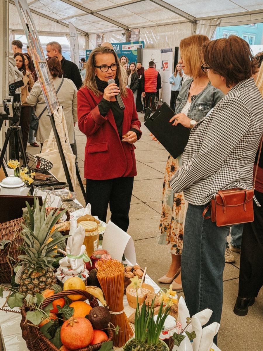 Zdjęcie w galerii na portalu naszwodzislaw.com: Pierwszy krok ku przyszłości. Powiatowe Targi Edukacyjne na wodzisławskim Rynku [FOTO] wiadomości z regionu
