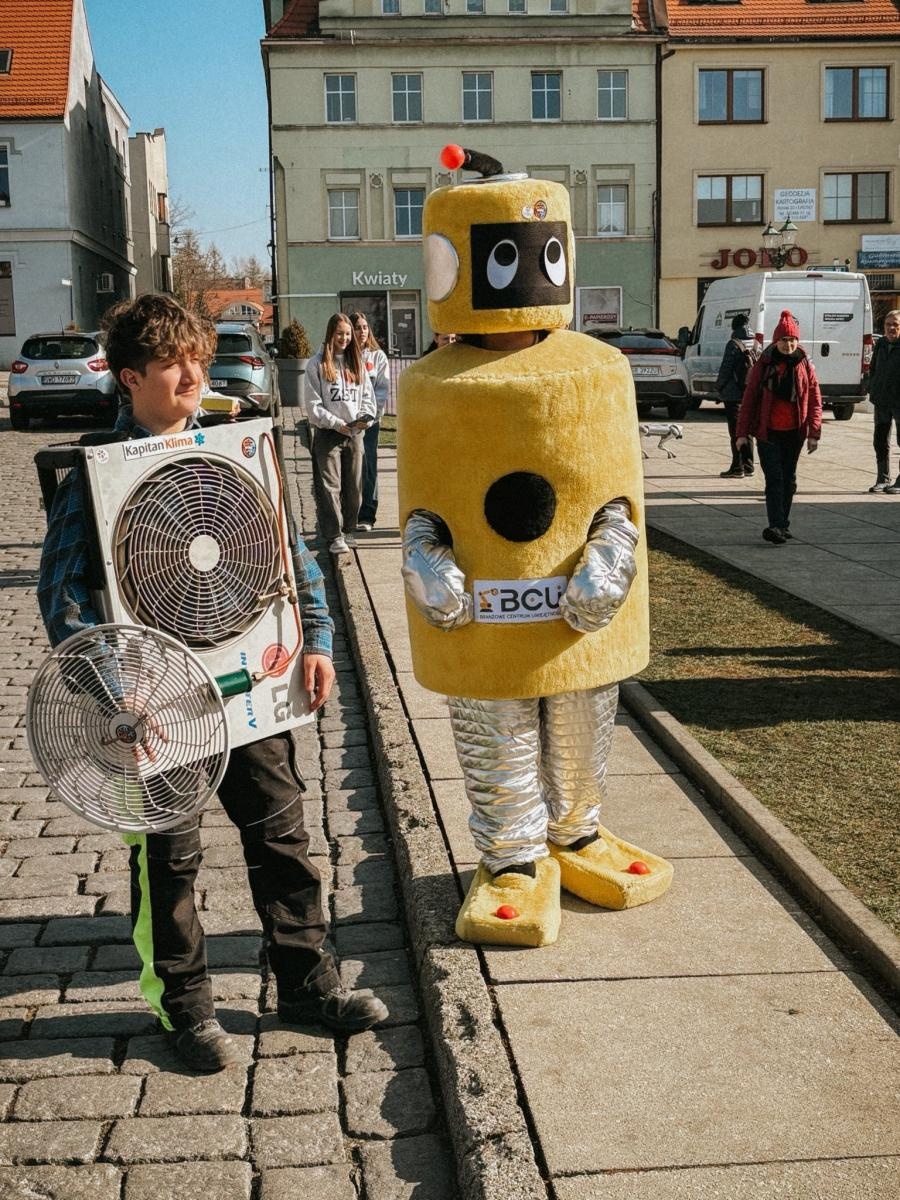 Zdjęcie w galerii na portalu naszwodzislaw.com: Pierwszy krok ku przyszłości. Powiatowe Targi Edukacyjne na wodzisławskim Rynku [FOTO] wiadomości z regionu
