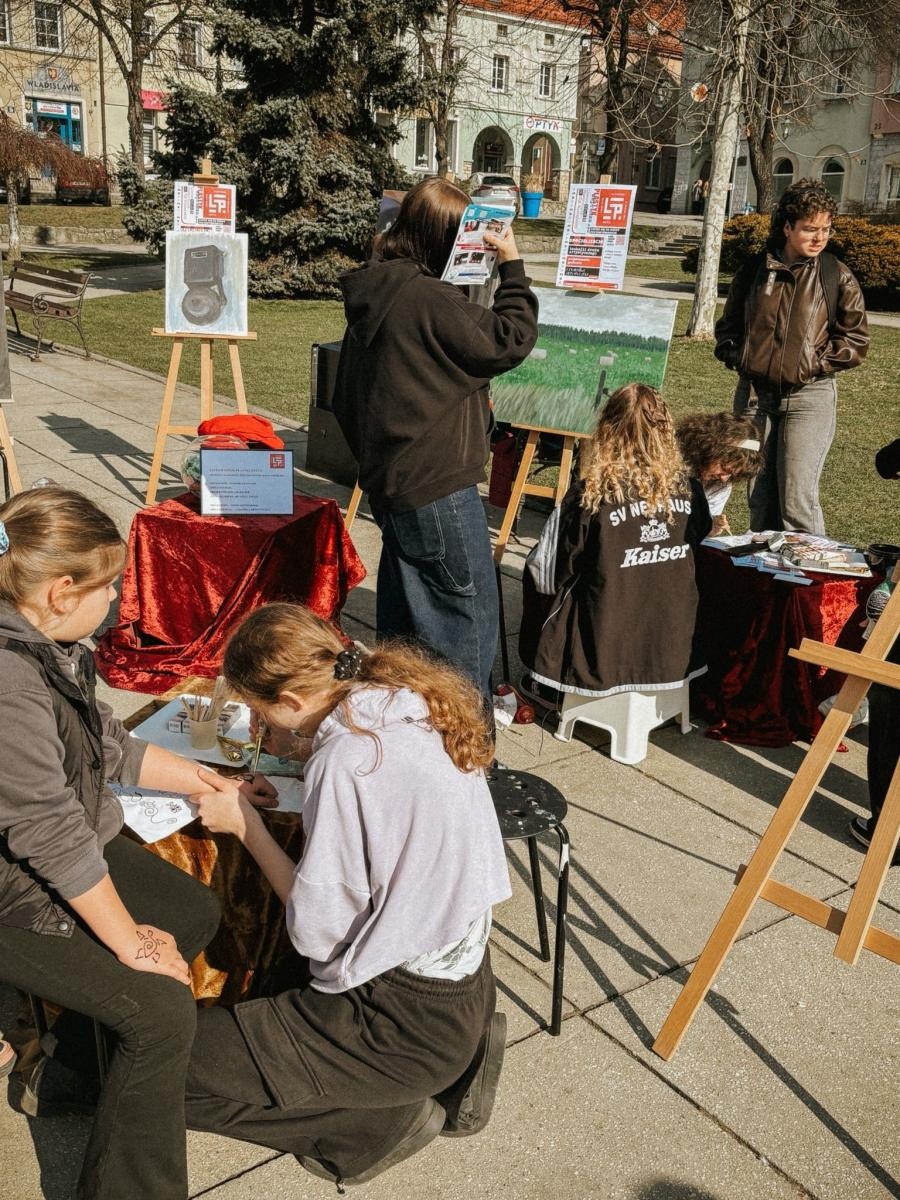 Zdjęcie w galerii na portalu naszwodzislaw.com: Pierwszy krok ku przyszłości. Powiatowe Targi Edukacyjne na wodzisławskim Rynku [FOTO] wiadomości z regionu