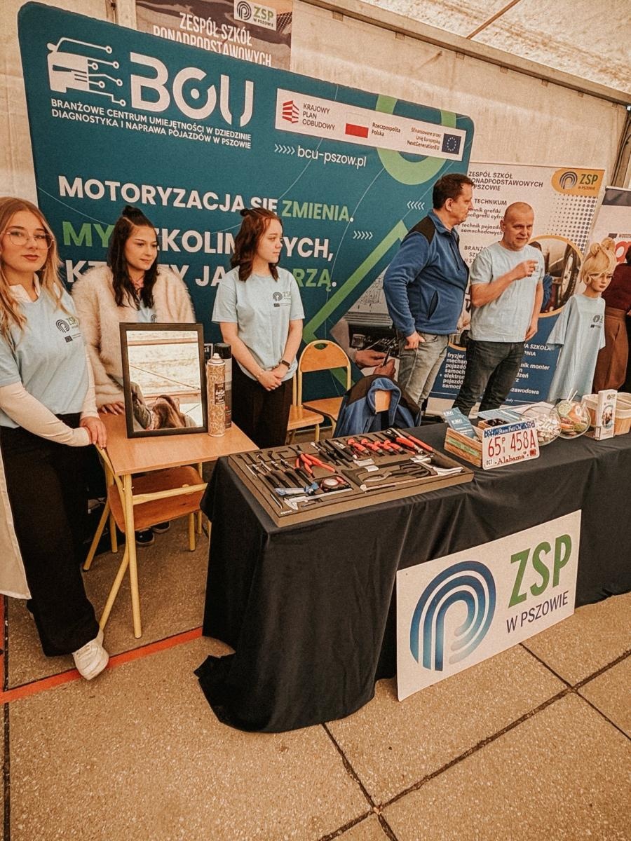 Zdjęcie w galerii na portalu naszwodzislaw.com: Pierwszy krok ku przyszłości. Powiatowe Targi Edukacyjne na wodzisławskim Rynku [FOTO] wiadomości z regionu