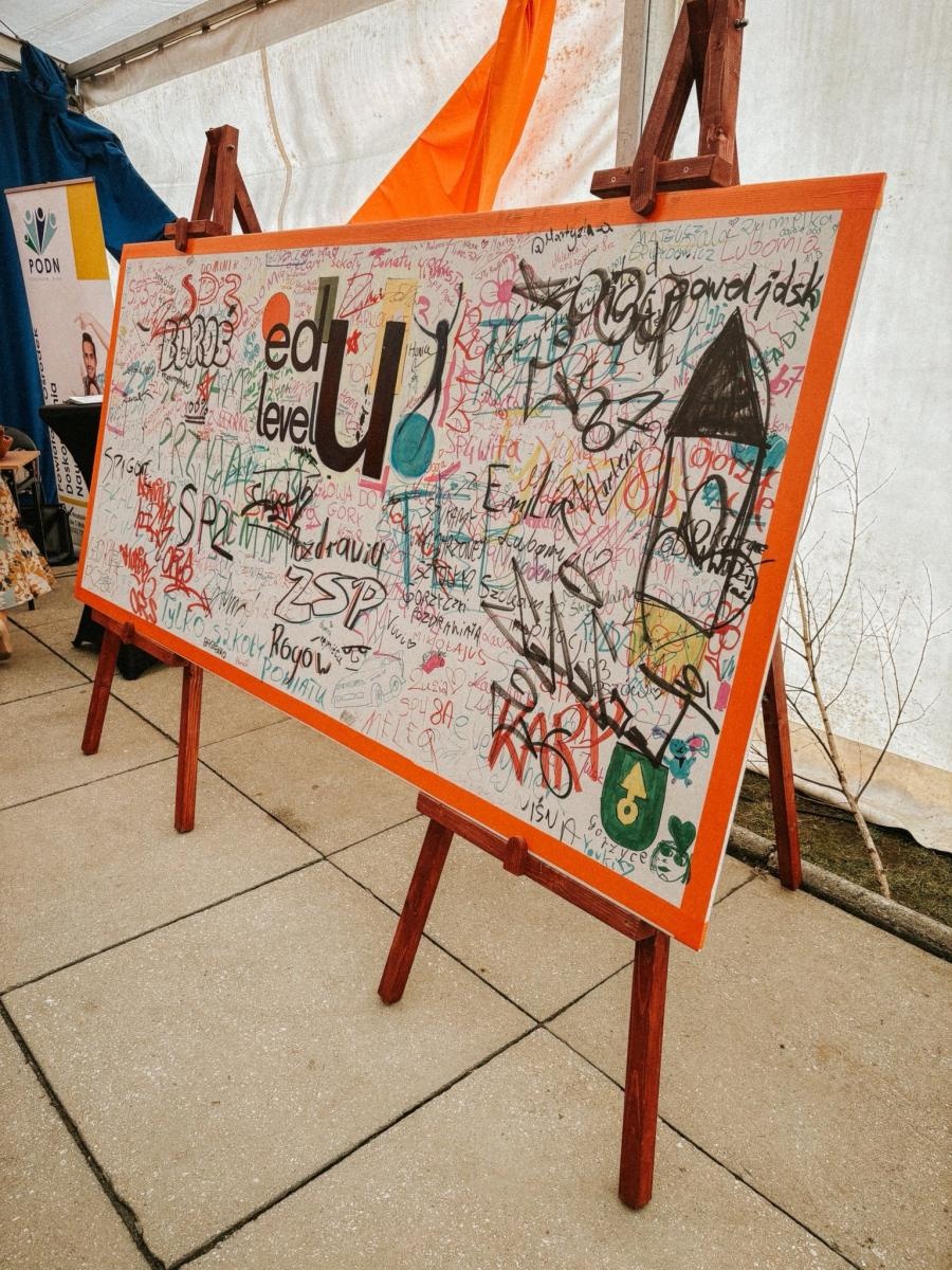 Zdjęcie w galerii na portalu naszwodzislaw.com: Pierwszy krok ku przyszłości. Powiatowe Targi Edukacyjne na wodzisławskim Rynku [FOTO] wiadomości z regionu