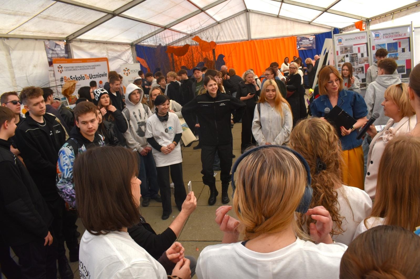 Zdjęcie w galerii na portalu naszwodzislaw.com: Pierwszy krok ku przyszłości. Powiatowe Targi Edukacyjne na wodzisławskim Rynku [FOTO] wiadomości z regionu