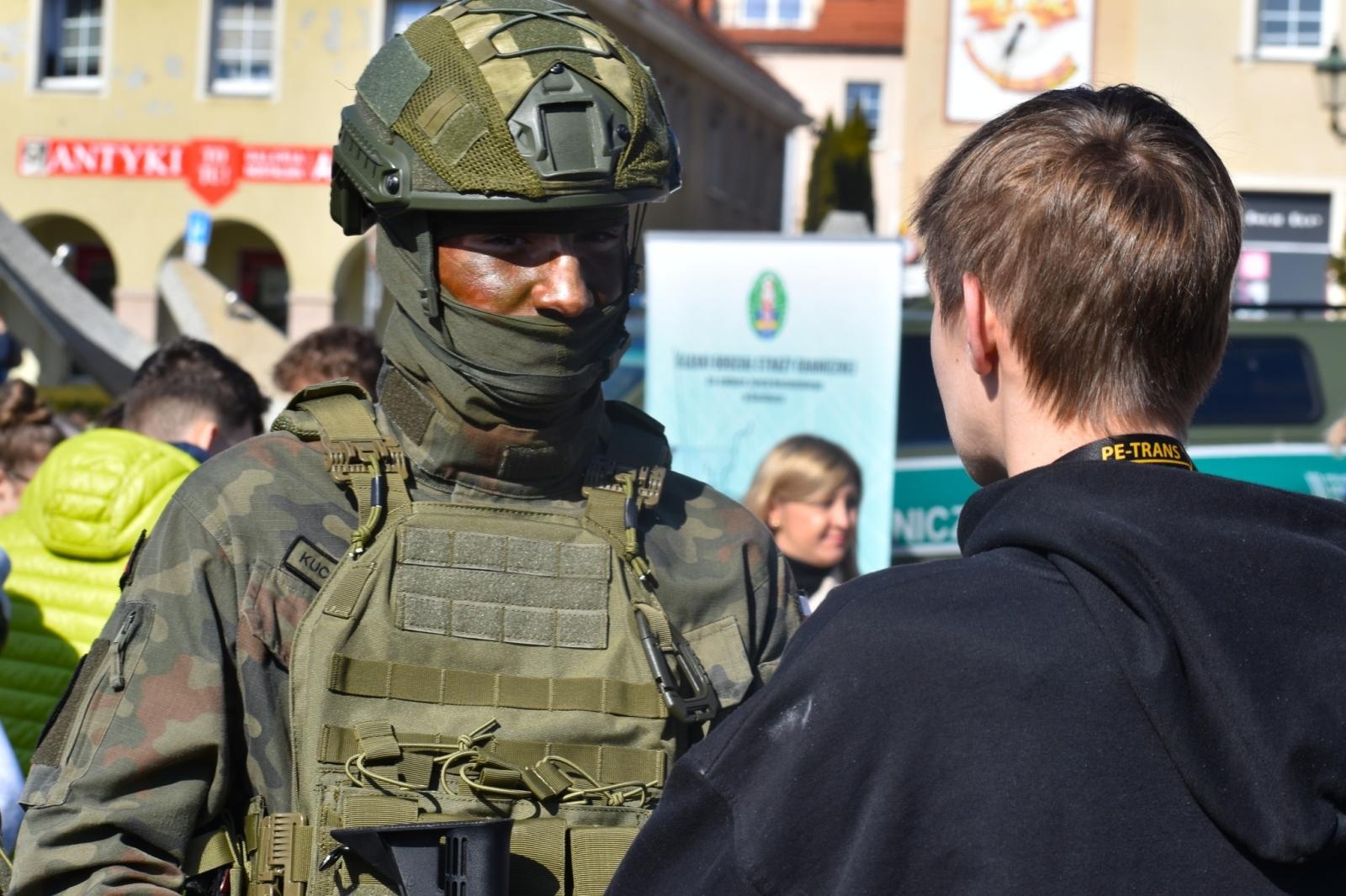 Zdjęcie w galerii na portalu naszwodzislaw.com: Pierwszy krok ku przyszłości. Powiatowe Targi Edukacyjne na wodzisławskim Rynku [FOTO] wiadomości z regionu