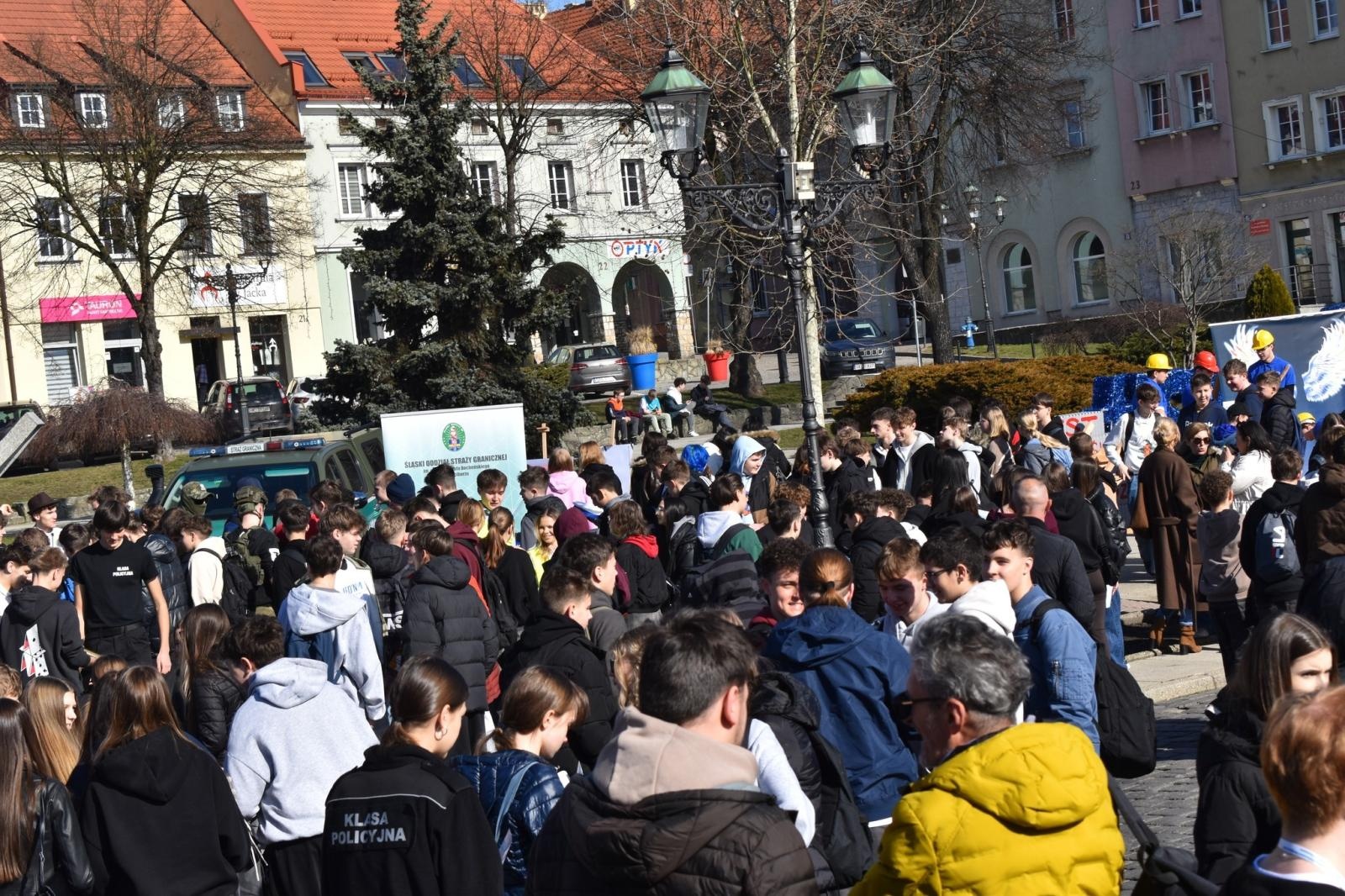 Zdjęcie w galerii na portalu naszwodzislaw.com: Pierwszy krok ku przyszłości. Powiatowe Targi Edukacyjne na wodzisławskim Rynku [FOTO] wiadomości z regionu