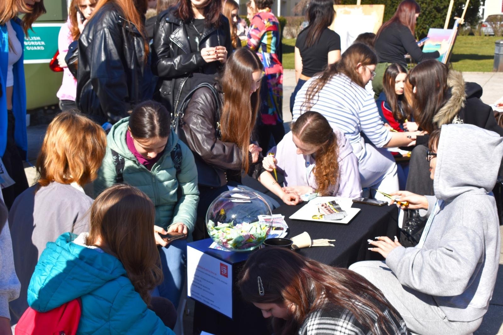 Zdjęcie w galerii na portalu naszwodzislaw.com: Pierwszy krok ku przyszłości. Powiatowe Targi Edukacyjne na wodzisławskim Rynku [FOTO] wiadomości z regionu
