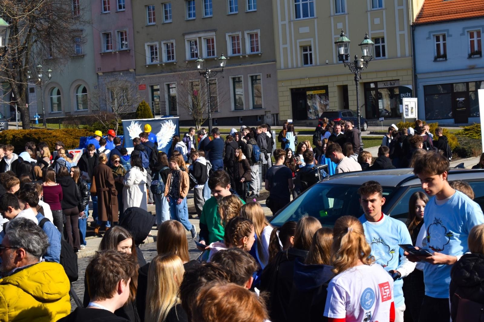 Zdjęcie w galerii na portalu naszwodzislaw.com: Pierwszy krok ku przyszłości. Powiatowe Targi Edukacyjne na wodzisławskim Rynku [FOTO] wiadomości z regionu