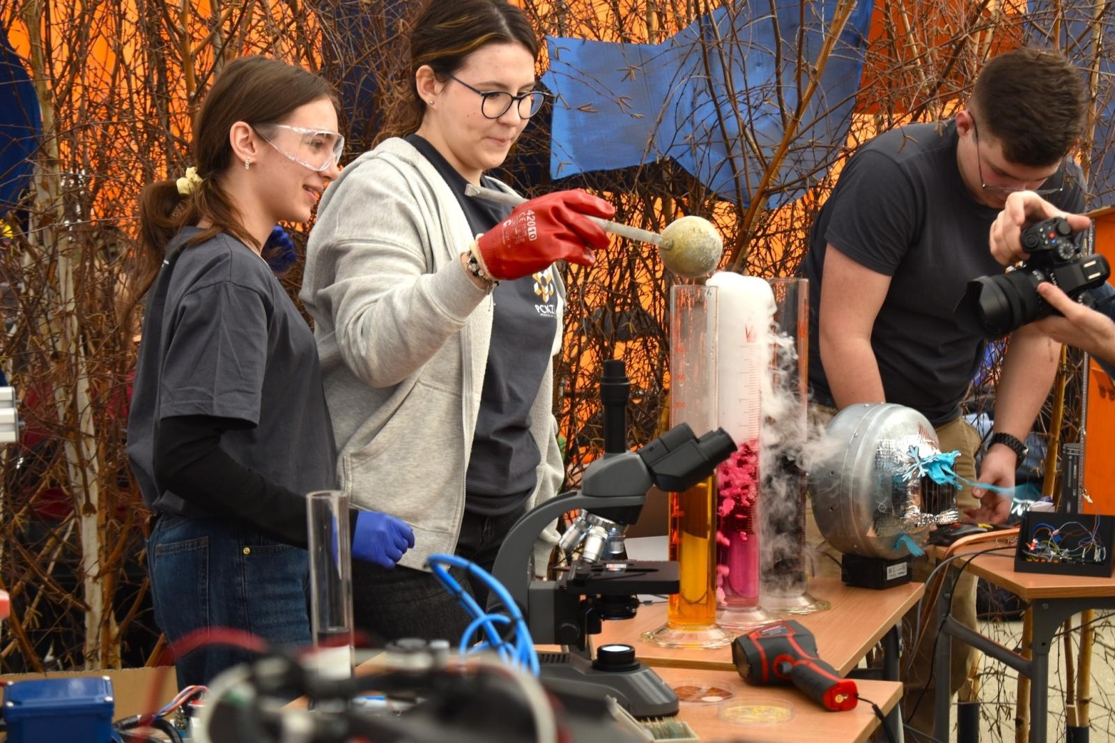 Zdjęcie w galerii na portalu naszwodzislaw.com: Pierwszy krok ku przyszłości. Powiatowe Targi Edukacyjne na wodzisławskim Rynku [FOTO] wiadomości z regionu