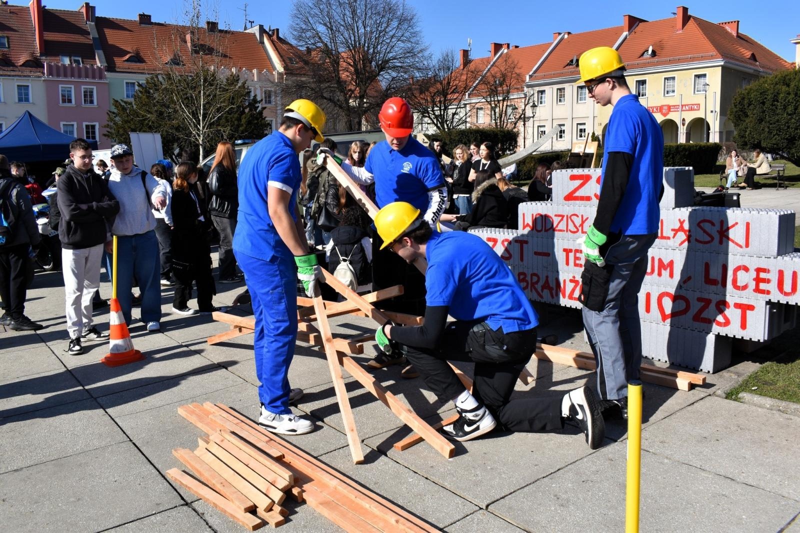 Zdjęcie w galerii na portalu naszwodzislaw.com: Pierwszy krok ku przyszłości. Powiatowe Targi Edukacyjne na wodzisławskim Rynku [FOTO] wiadomości z regionu
