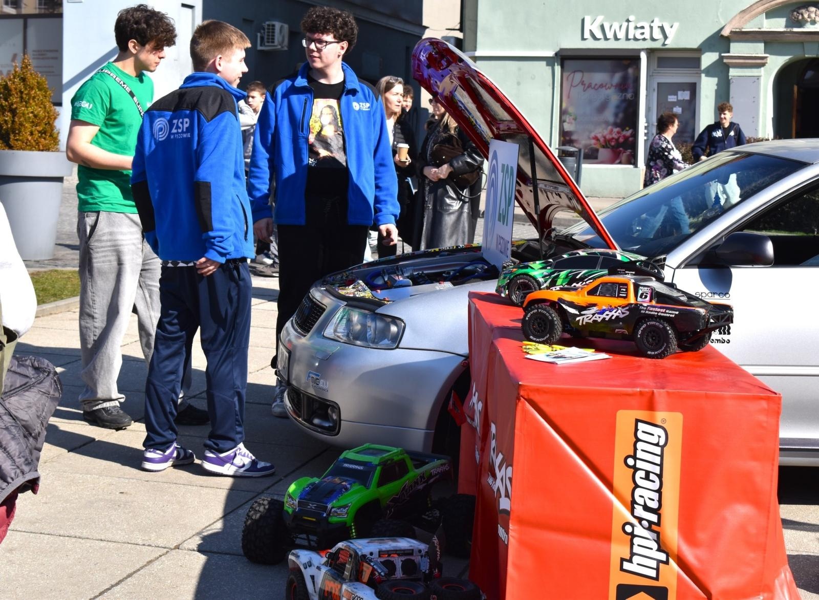 Zdjęcie w galerii na portalu naszwodzislaw.com: Pierwszy krok ku przyszłości. Powiatowe Targi Edukacyjne na wodzisławskim Rynku [FOTO] wiadomości z regionu
