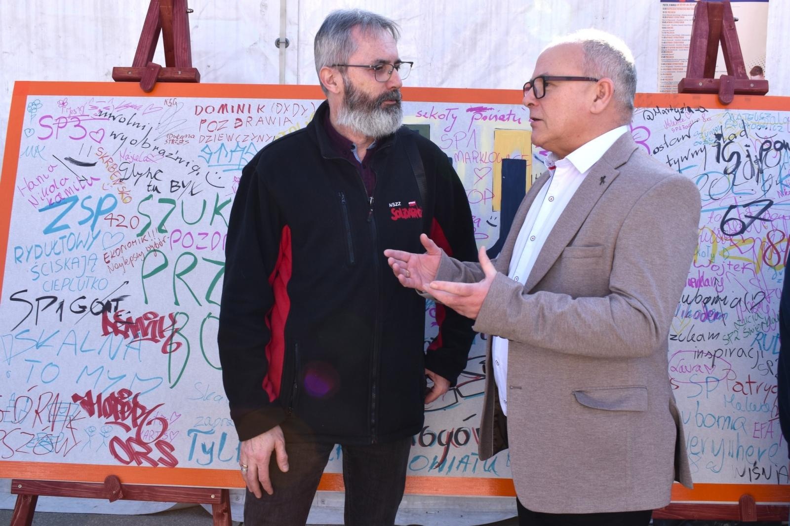 Zdjęcie w galerii na portalu naszwodzislaw.com: Pierwszy krok ku przyszłości. Powiatowe Targi Edukacyjne na wodzisławskim Rynku [FOTO] wiadomości z regionu