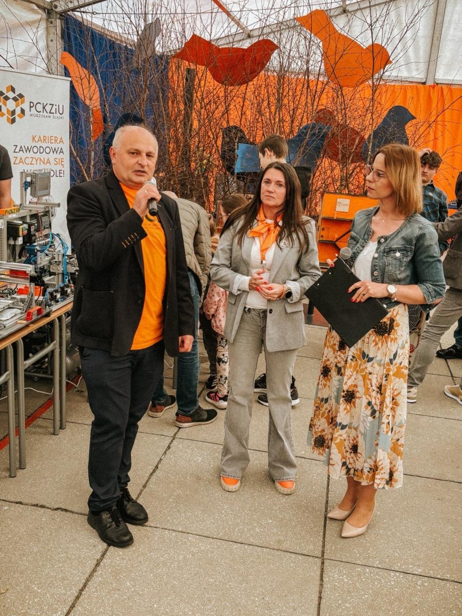 Zdjęcie w galerii na portalu naszwodzislaw.com: Pierwszy krok ku przyszłości. Powiatowe Targi Edukacyjne na wodzisławskim Rynku [FOTO] wiadomości z regionu