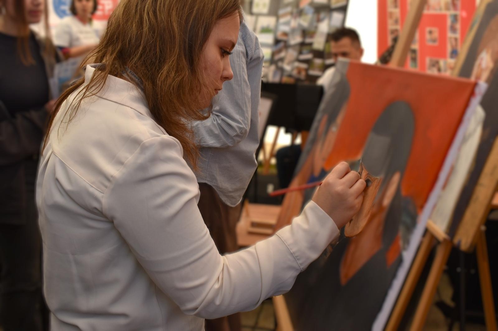 Zdjęcie w galerii na portalu naszwodzislaw.com: Pierwszy krok ku przyszłości. Powiatowe Targi Edukacyjne na wodzisławskim Rynku [FOTO] wiadomości z regionu